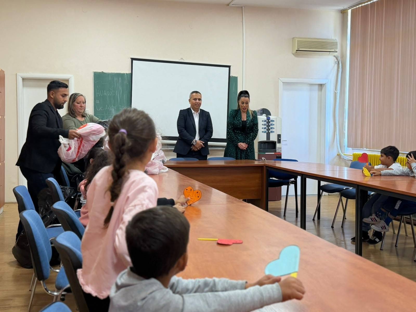 Министерот Ерџан Демир, заедно со Амбасадата на Народна Република Кина, додели училишен прибор за првачињата Роми