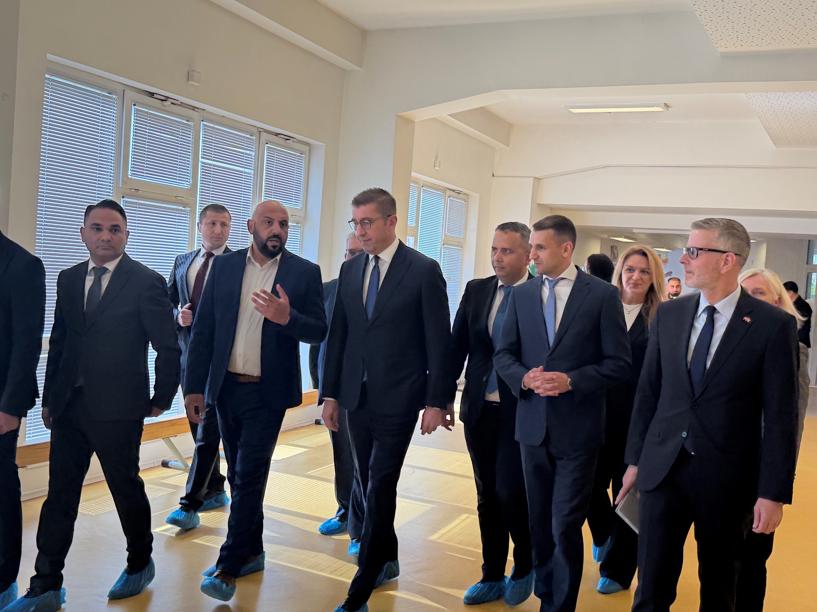 Министерот Ерџан Демир, заедно со премиерот Христијан Мицкоски и министерот Ѓоко Велковски, присуствуваше на пуштањето во употреба на новите занимални во детската градинка „8 Април“ во Општина Шуто Оризари.